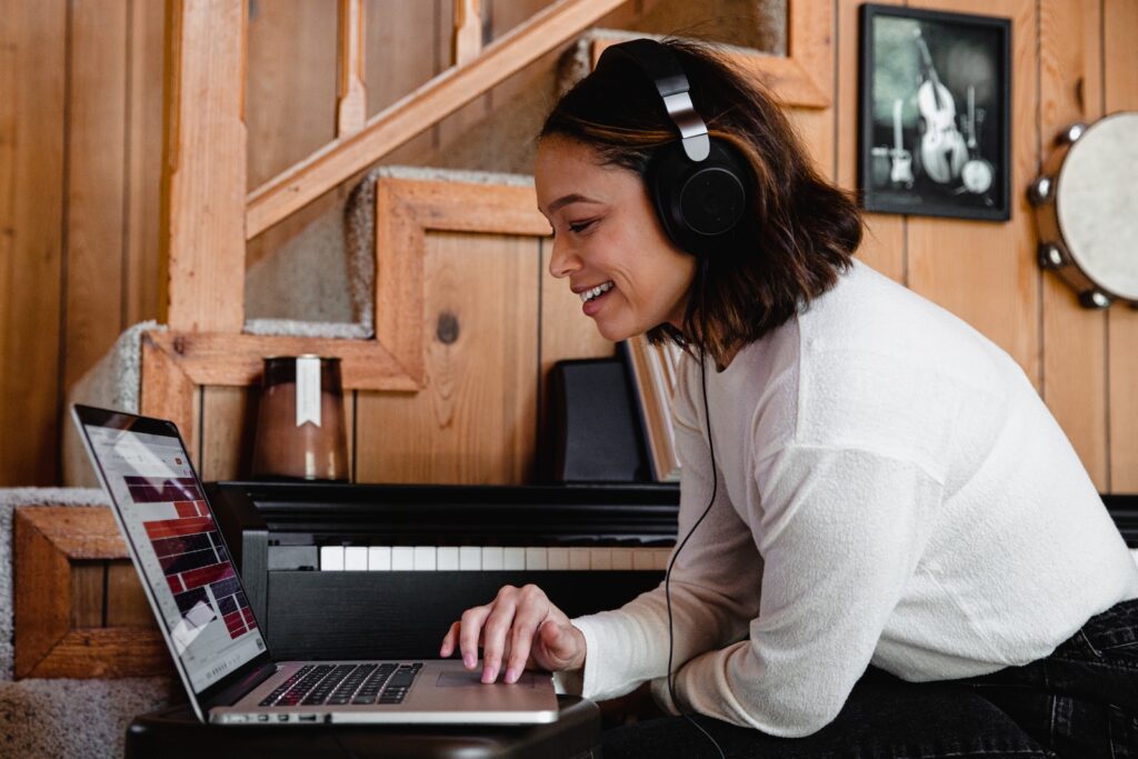 woman in gray long sleeve shirt using macbook pro
WordPress vs Wix which one is better